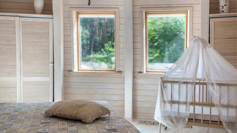 Vista di una camera da letto con due finestre