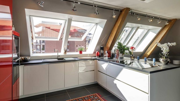 Vista di una cucina moderna con le finestre parzialmente aperte