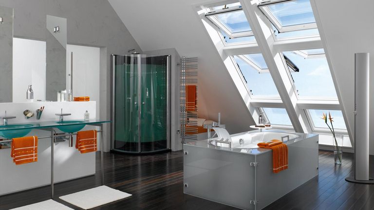 Ampio bagno di design con una combinazione di sei finestre