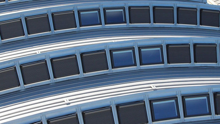 Dach einer Sporthalle mit sehr vielen Dachfenstern in Nahaufnahme