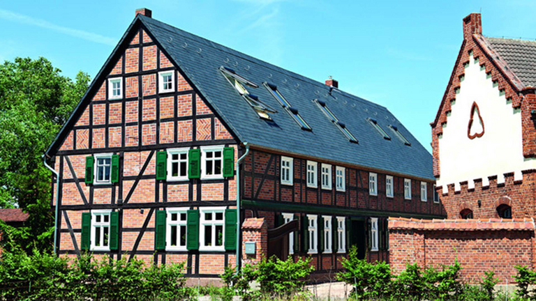 Altes renoviertes Fachwerkhaus mit mehreren eingebauten Dachfenstern